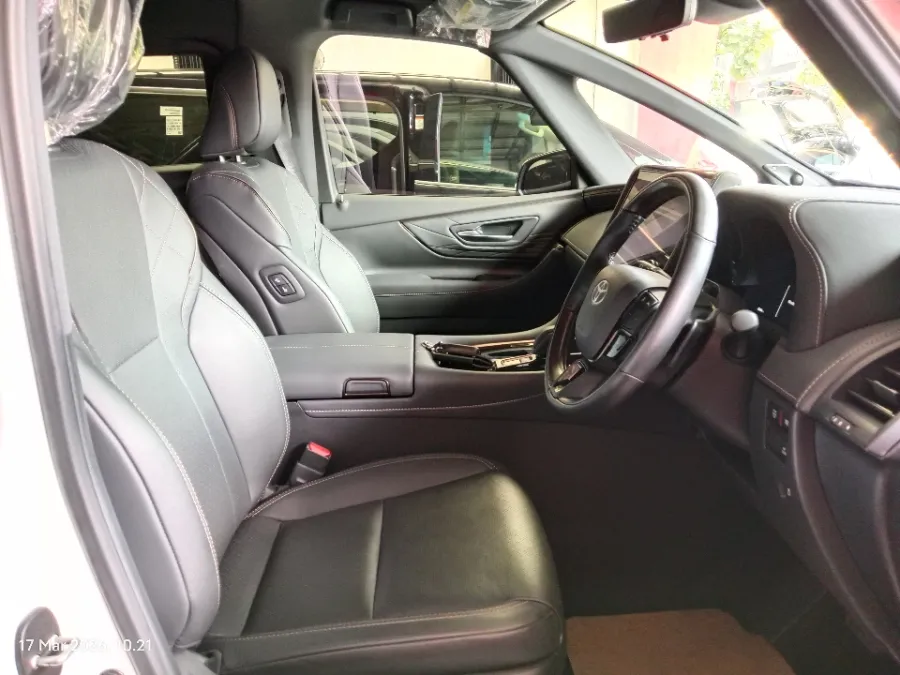 Foto Mobil Bekas Kabin Depan Toyota Alphard 2.5 HEV tahun 2024