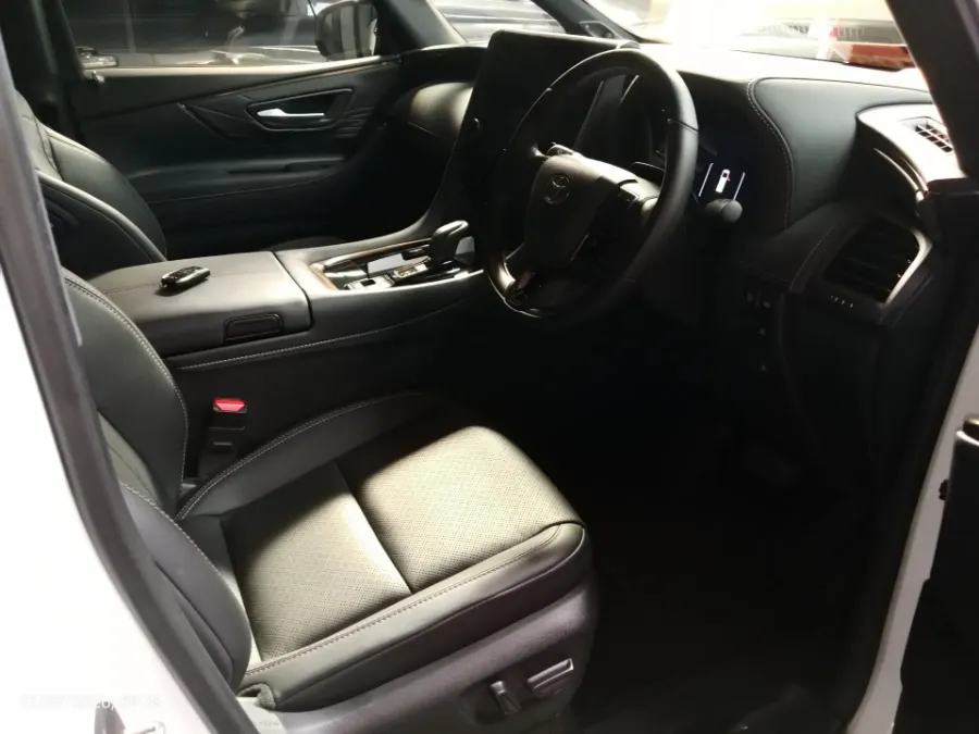 Foto Mobil Bekas Kabin Depan Toyota Alphard 2.5 HEV tahun 2024
