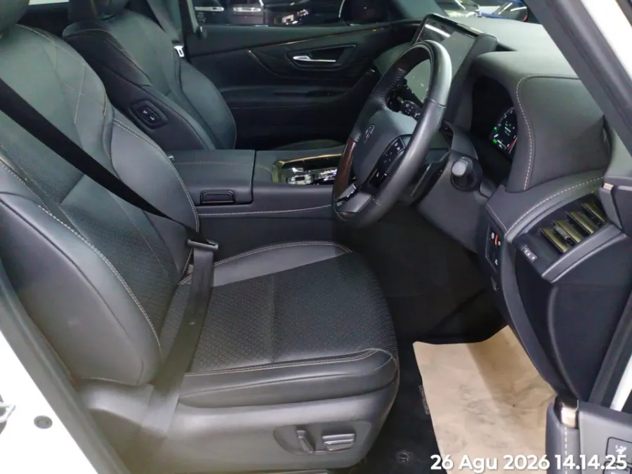 Foto Mobil Bekas Kabin Depan Toyota Alphard 2.5 HEV tahun 2024