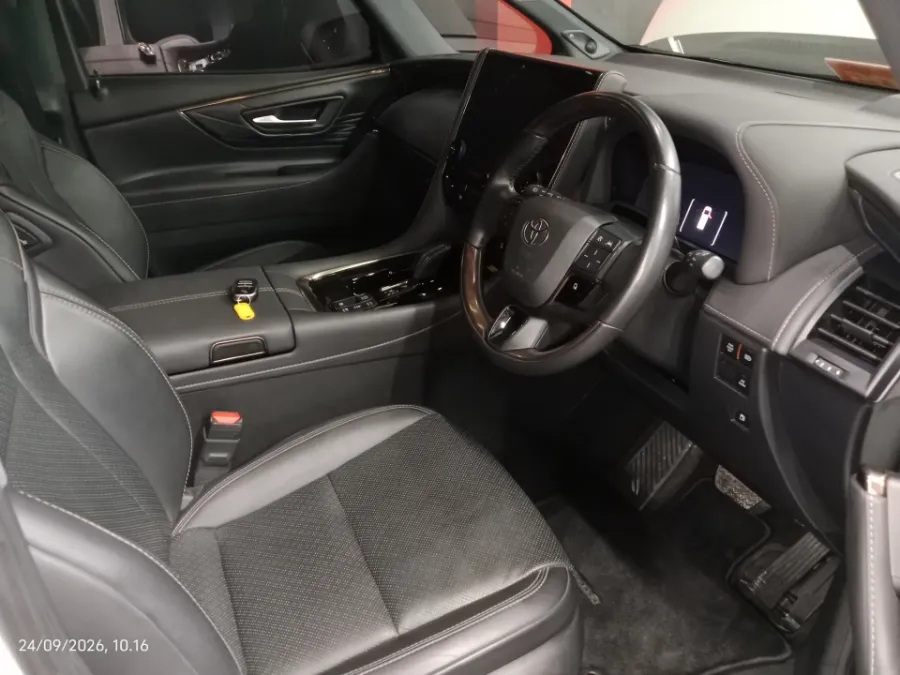 Foto Mobil Bekas Kabin Depan Toyota Alphard 2.5 HEV tahun 2024
