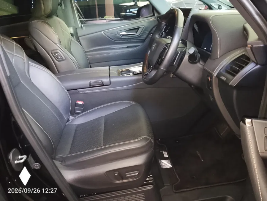 Foto Mobil Bekas Kabin Depan Toyota Alphard 2.5 HEV tahun 2024