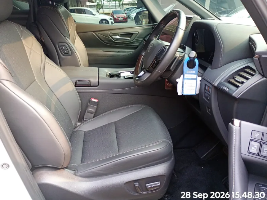 Foto Mobil Bekas Kabin Depan Toyota Alphard 2.5 HEV tahun 2024