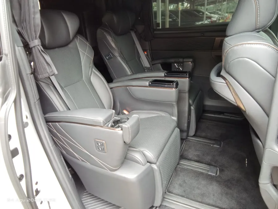 Foto Mobil Bekas Kabin Belakang Toyota Alphard 2.5 HEV tahun 2025