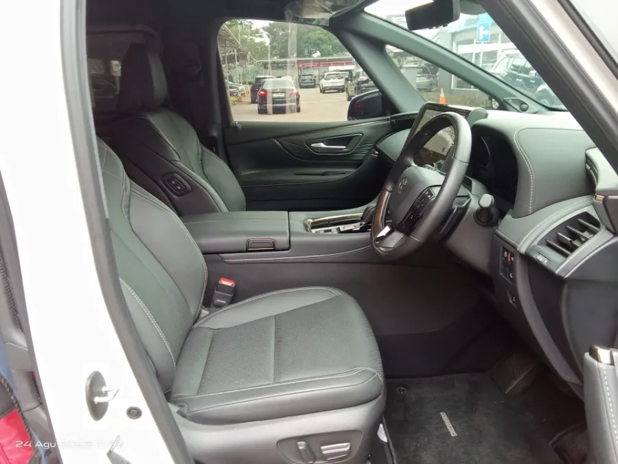 Foto Mobil Bekas Kabin Depan Toyota Alphard 2.5 HEV tahun 2025