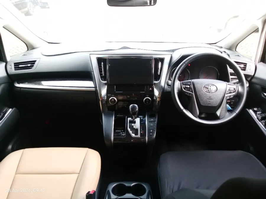 Foto Mobil Bekas Dashboard Toyota Alphard 2.5 S tahun 2018