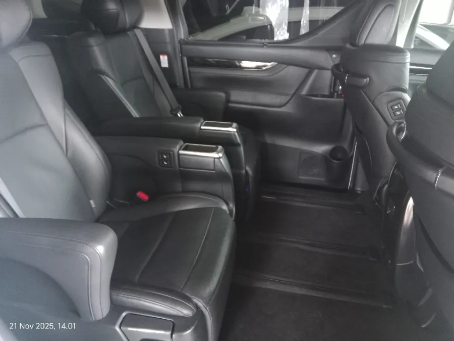Foto Mobil Bekas Kabin Belakang Toyota Alphard 2.5 SC tahun 2017