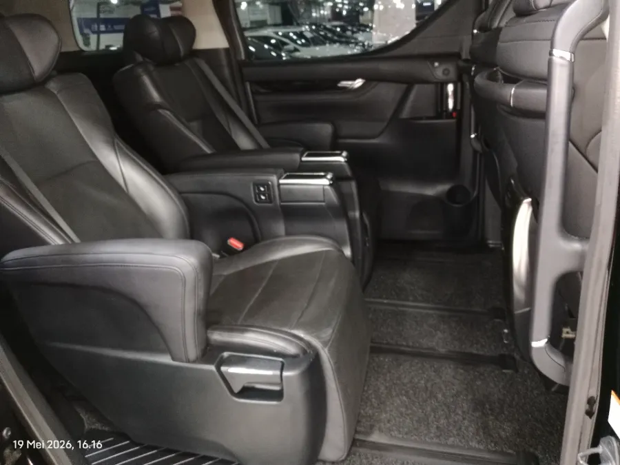 Foto Mobil Bekas Kabin Belakang Toyota Alphard 2.5 SC tahun 2017