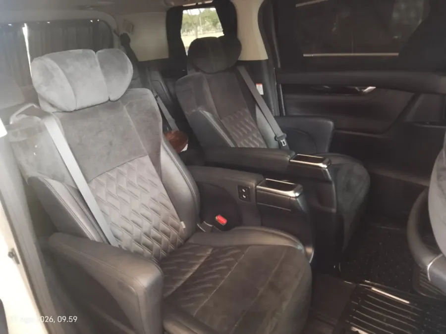 Foto Mobil Bekas Kabin Belakang Toyota Alphard 2.5 SC tahun 2017