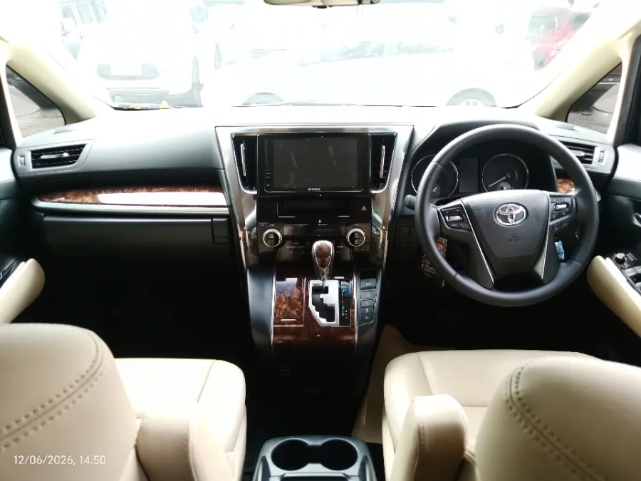 Foto Mobil Bekas Dashboard Toyota Alphard 2.5 X tahun 2020