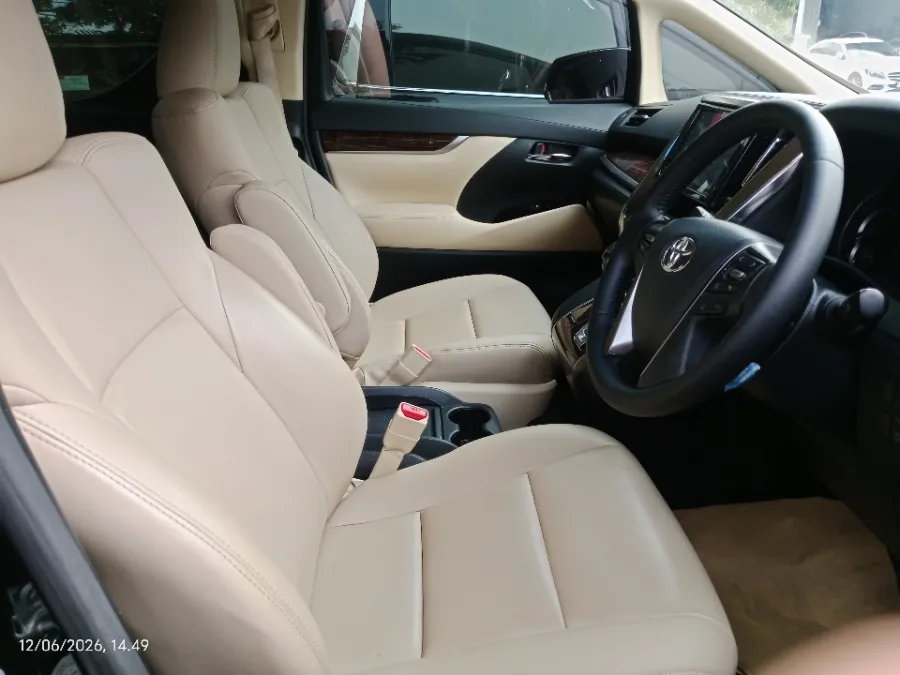 Foto Mobil Bekas Kabin Depan Toyota Alphard 2.5 X tahun 2020