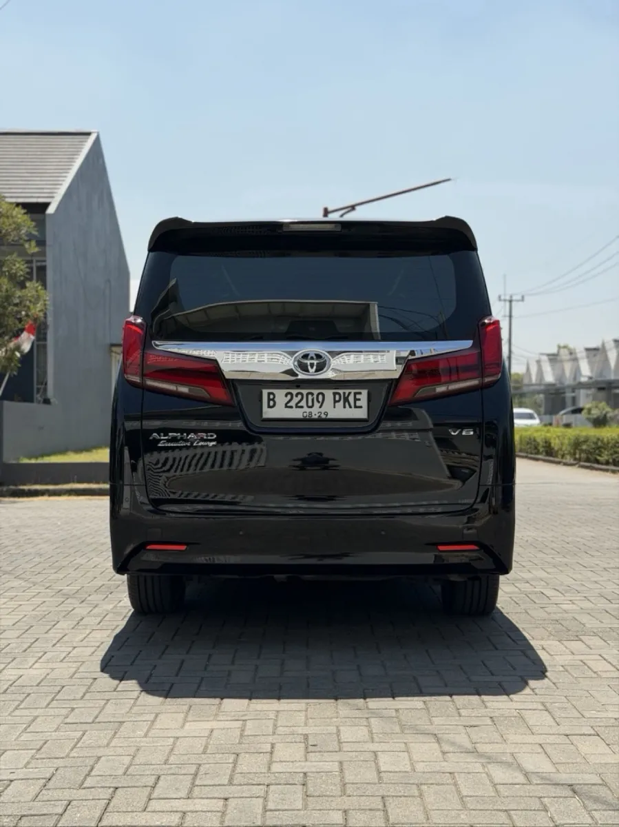 Foto Mobil Bekas Tampak Belakang Toyota Alphard 3.5 Q tahun 2019