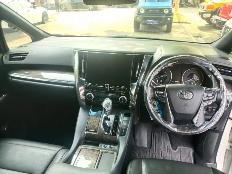 Foto Mobil Bekas Dashboard Toyota Alphard 3.5 Q tahun 2020