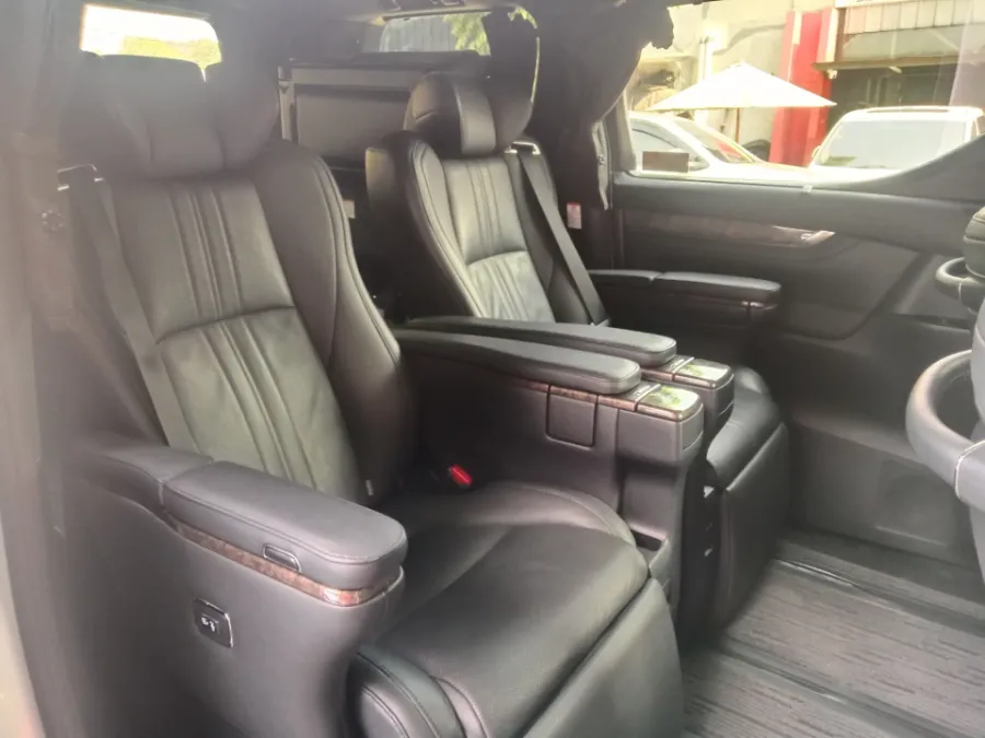 Foto Mobil Bekas Kabin Belakang Toyota Alphard 3.5 Q tahun 2020
