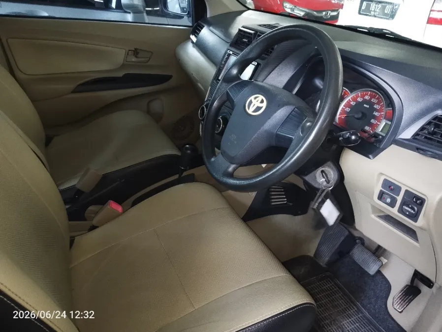Foto Mobil Bekas Kabin Depan Toyota Avanza 1.3 E tahun 2013