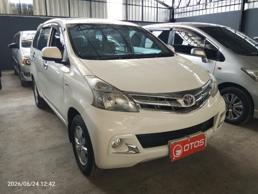Foto Mobil Bekas Kanan Depan Toyota Avanza 1.3 E tahun 2013