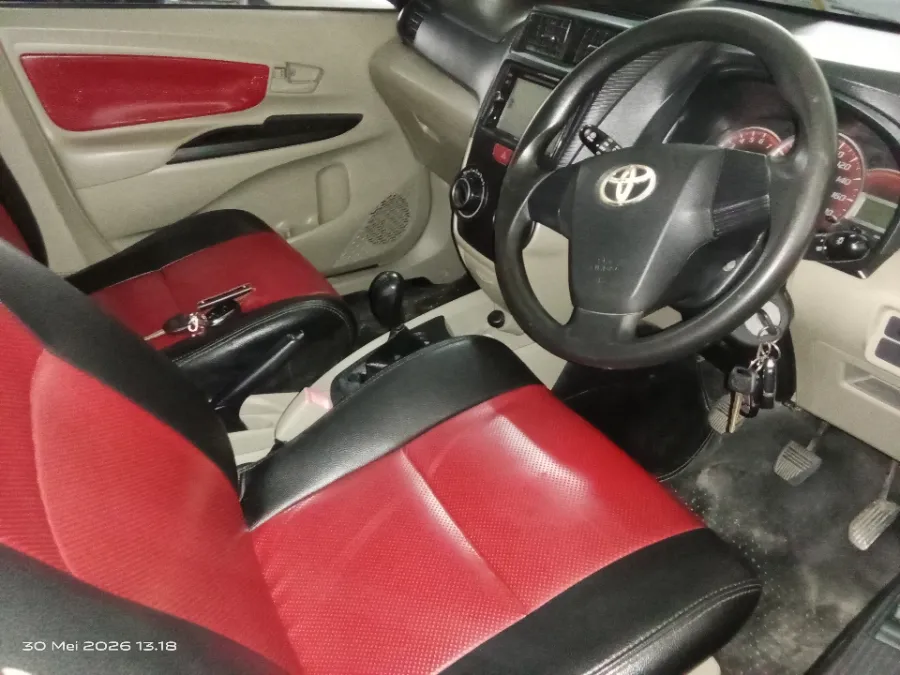 Foto Mobil Bekas Kabin Depan Toyota Avanza 1.3 E tahun 2014
