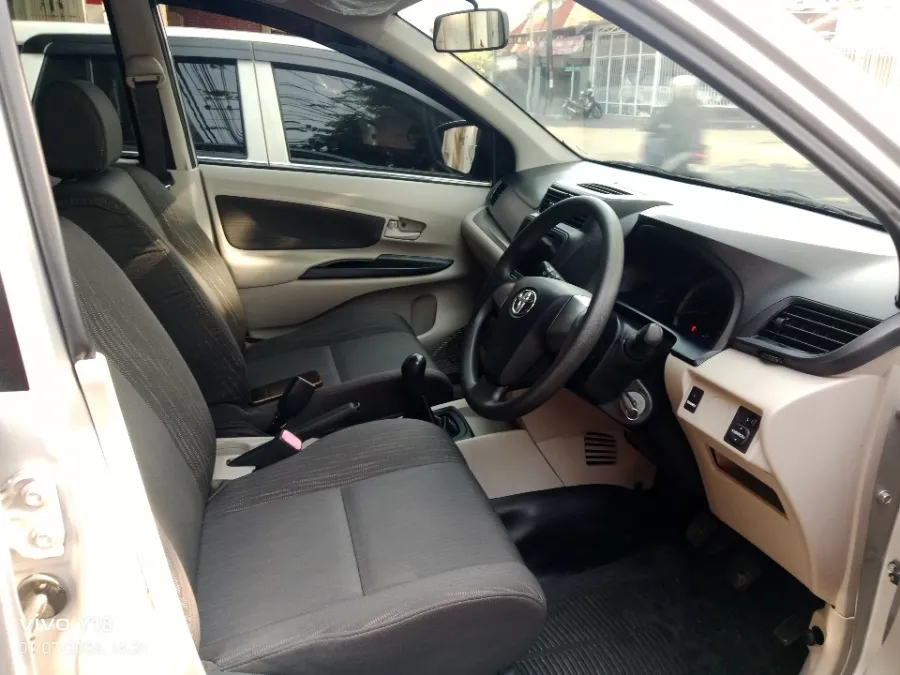 Foto Mobil Bekas Kabin Depan Toyota Avanza 1.3 E tahun 2020