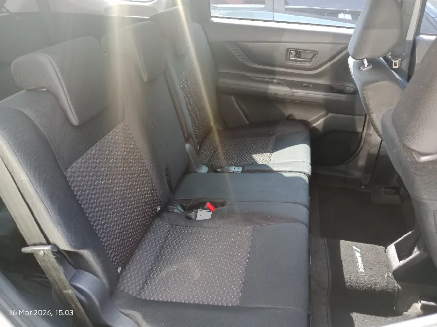 Foto Mobil Bekas Kabin Belakang Toyota Avanza 1.3 E tahun 2022