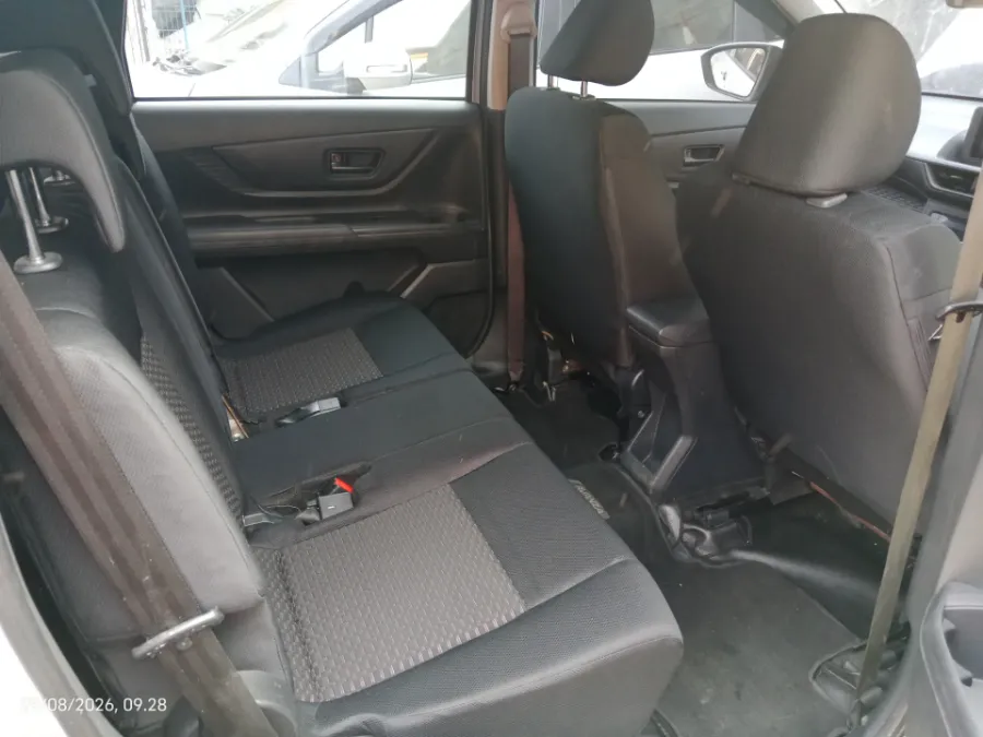 Foto Mobil Bekas Kabin Belakang Toyota Avanza 1.3 E tahun 2022