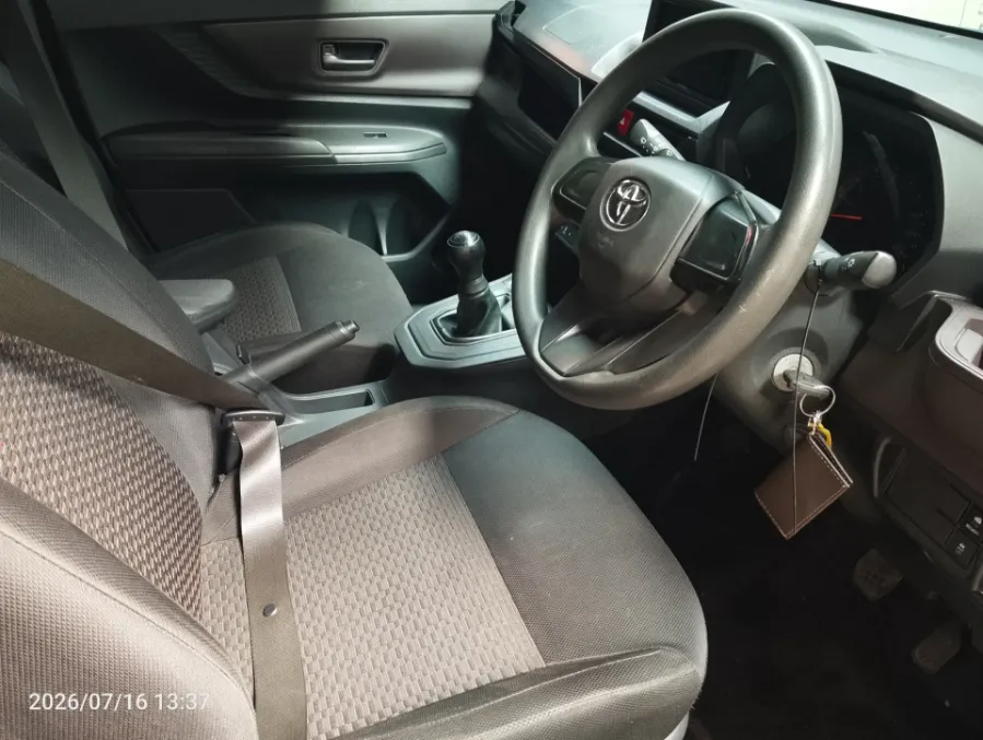 Foto Mobil Bekas Kabin Depan Toyota Avanza 1.3 E tahun 2022