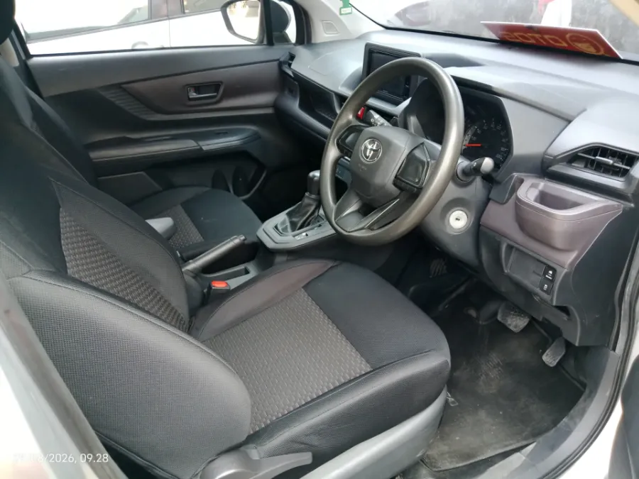 Foto Mobil Bekas Kabin Depan Toyota Avanza 1.3 E tahun 2022