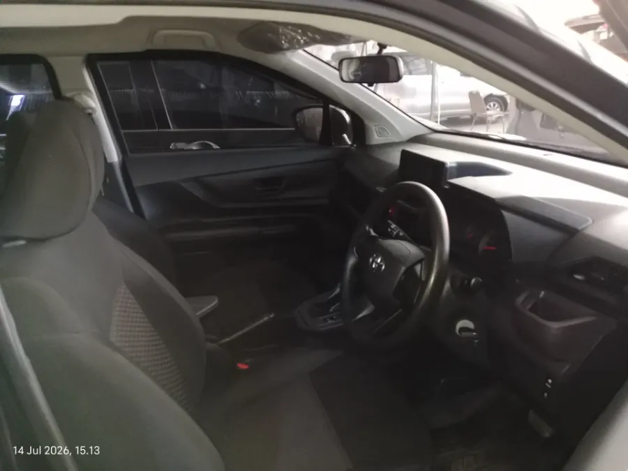 Foto Mobil Bekas Kabin Depan Toyota Avanza 1.3 E tahun 2023