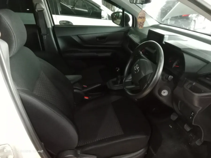 Foto Mobil Bekas Kabin Depan Toyota Avanza 1.3 E tahun 2023