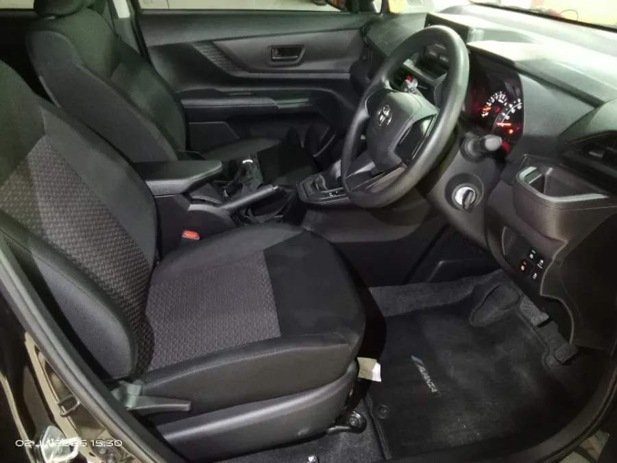 Foto Mobil Bekas Kabin Depan Toyota Avanza 1.3 E tahun 2025