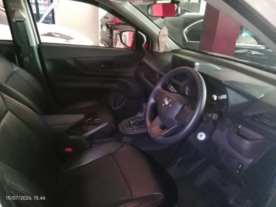 Foto Mobil Bekas Kabin Depan Toyota Avanza 1.3 E tahun 2026