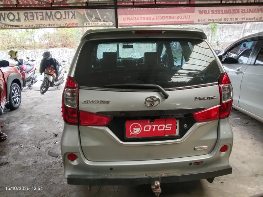Foto Mobil Bekas Tampak Belakang Toyota Avanza 1.3 Veloz tahun 2017