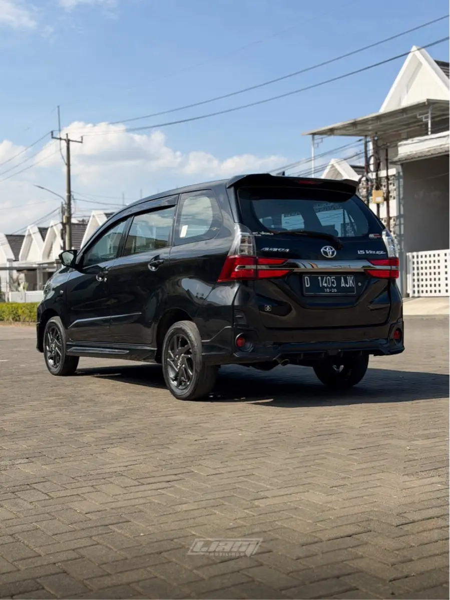 Foto Mobil Bekas Kiri Belakang Toyota Avanza 1.5 Veloz tahun 2021