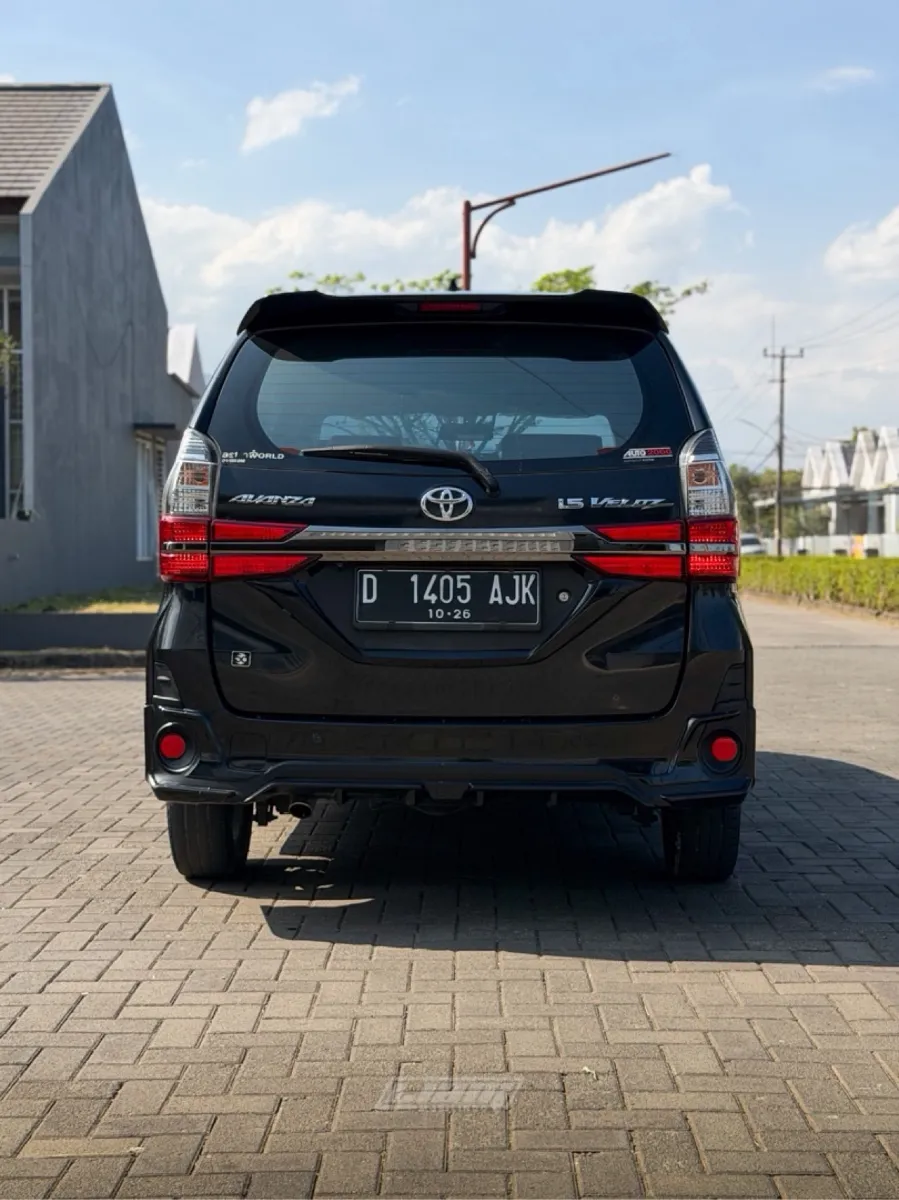 Foto Mobil Bekas Tampak Belakang Toyota Avanza 1.5 Veloz tahun 2021
