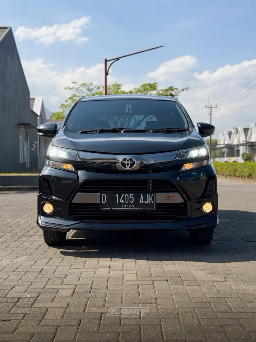 Foto Mobil Bekas Tampak Depan Toyota Avanza 1.5 Veloz tahun 2021