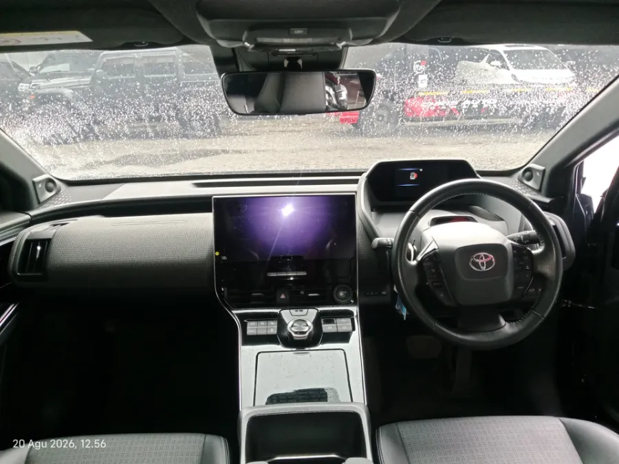 Foto Mobil Bekas Dashboard Toyota BZ4X Mono Tone tahun 2022