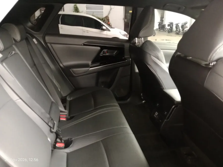 Foto Mobil Bekas Kabin Belakang Toyota BZ4X Mono Tone tahun 2022