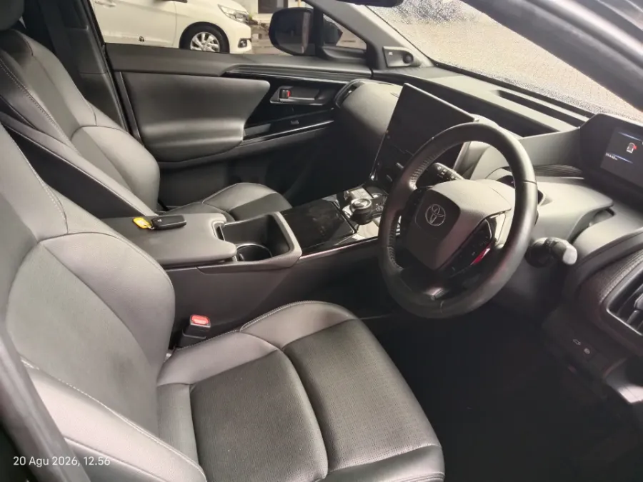 Foto Mobil Bekas Kabin Depan Toyota BZ4X Mono Tone tahun 2022