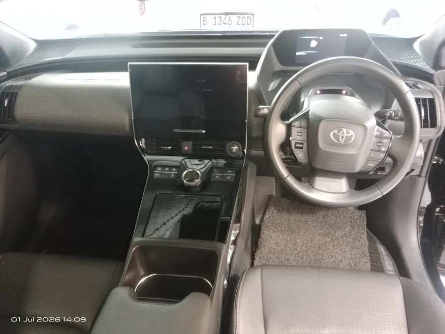 Foto Mobil Bekas Dashboard Toyota BZ4X Mono Tone tahun 2023