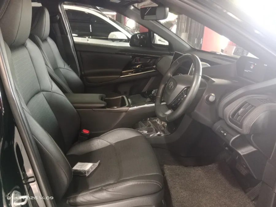 Foto Mobil Bekas Kabin Depan Toyota BZ4X Mono Tone tahun 2023
