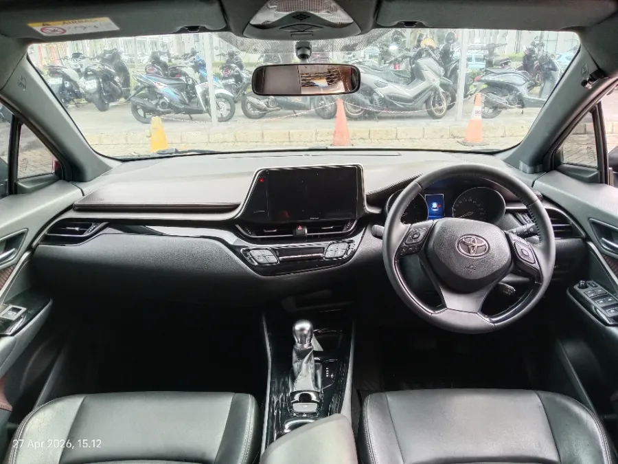 Foto Mobil Bekas Dashboard Toyota C-HR 1.8 tahun 2018