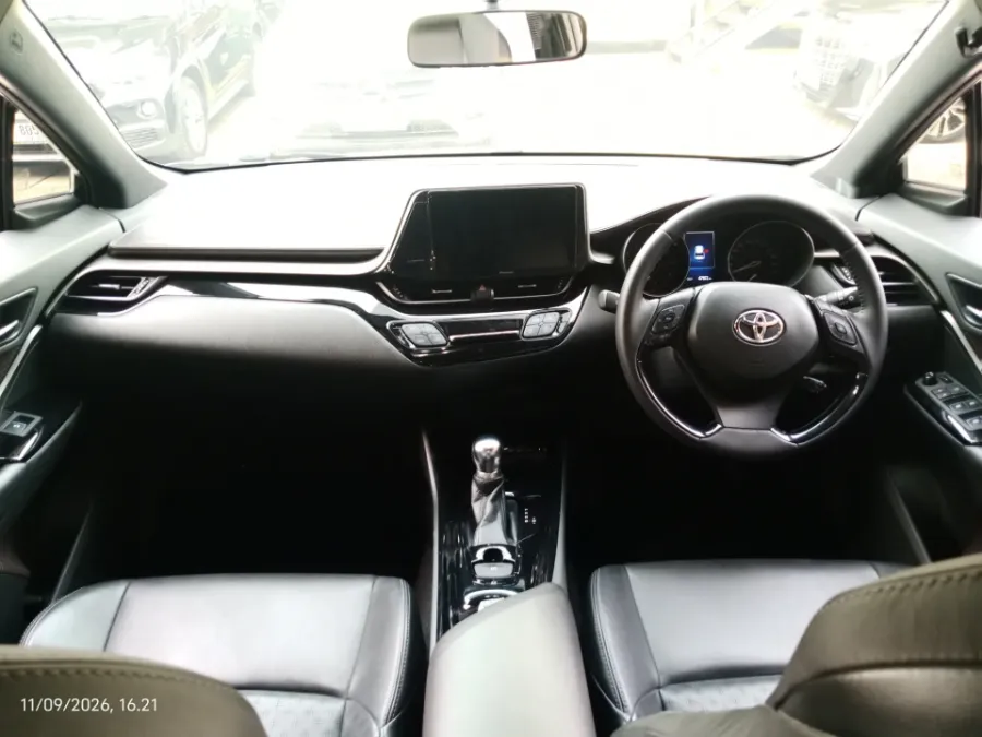Foto Mobil Bekas Dashboard Toyota C-HR 1.8 tahun 2018