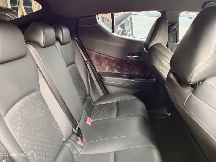Foto Mobil Bekas Kabin Belakang Toyota C-HR 1.8 tahun 2018