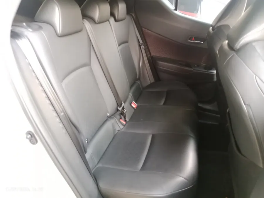 Foto Mobil Bekas Kabin Belakang Toyota C-HR 1.8 tahun 2018
