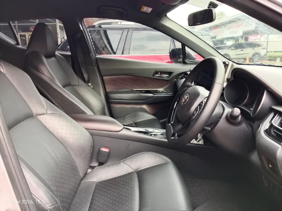 Foto Mobil Bekas Kabin Depan Toyota C-HR 1.8 tahun 2018