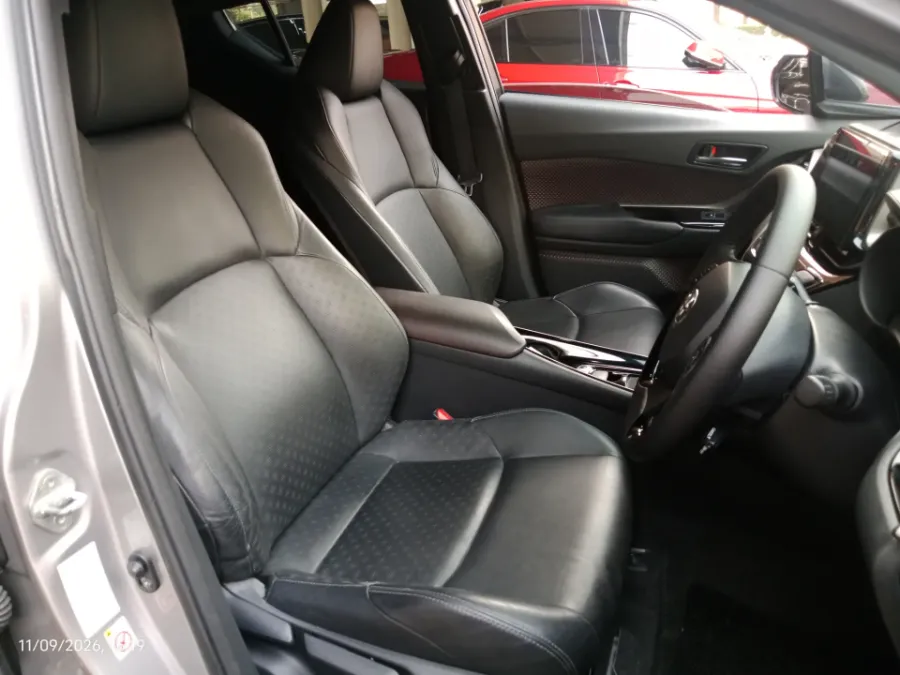 Foto Mobil Bekas Kabin Depan Toyota C-HR 1.8 tahun 2018