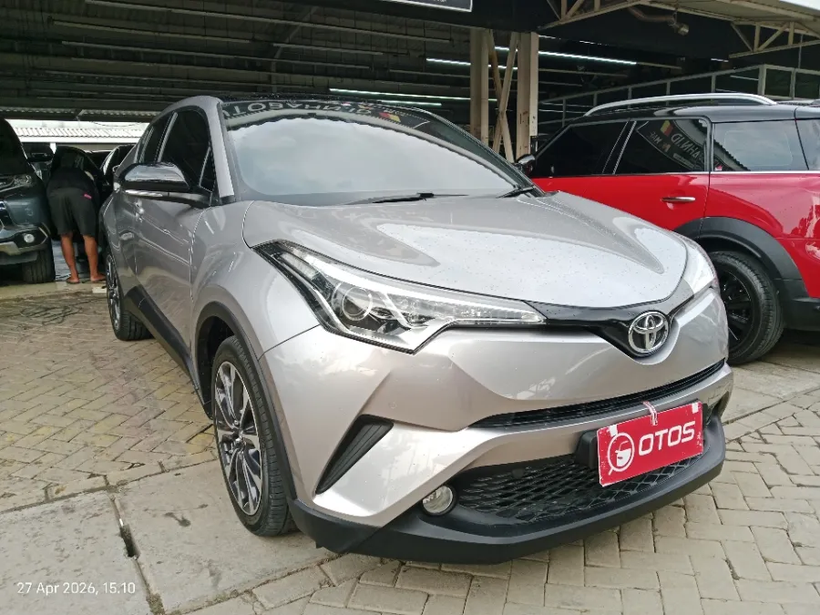 Foto Mobil Bekas Kanan Depan Toyota C-HR 1.8 tahun 2018