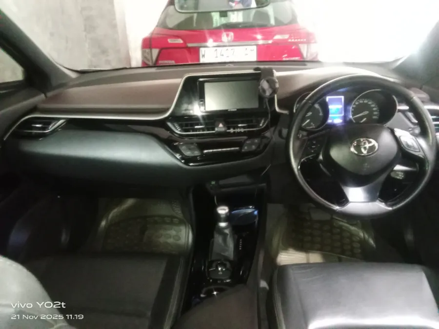 Foto Mobil Bekas Dashboard Toyota C-HR 1.8 Hybrid tahun 2019
