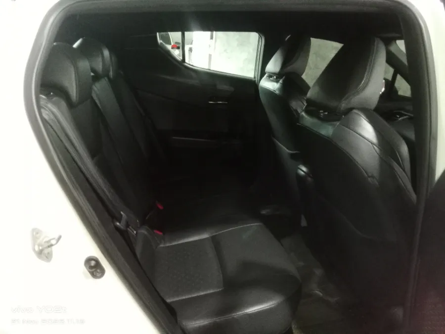 Foto Mobil Bekas Kabin Belakang Toyota C-HR 1.8 Hybrid tahun 2019