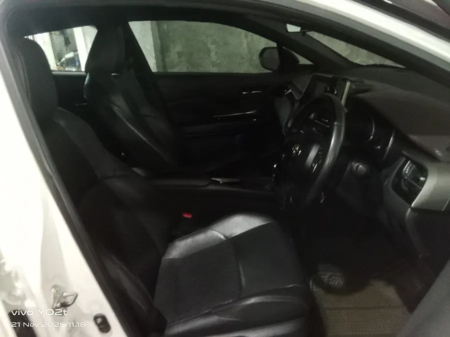 Foto Mobil Bekas Kabin Depan Toyota C-HR 1.8 Hybrid tahun 2019