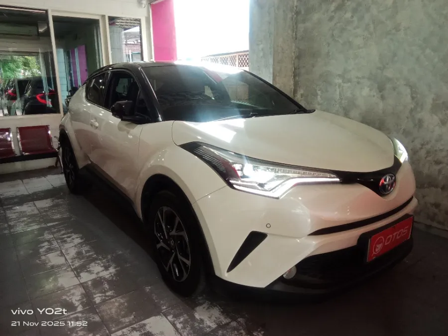 Foto Mobil Bekas Kanan Depan Toyota C-HR 1.8 Hybrid tahun 2019