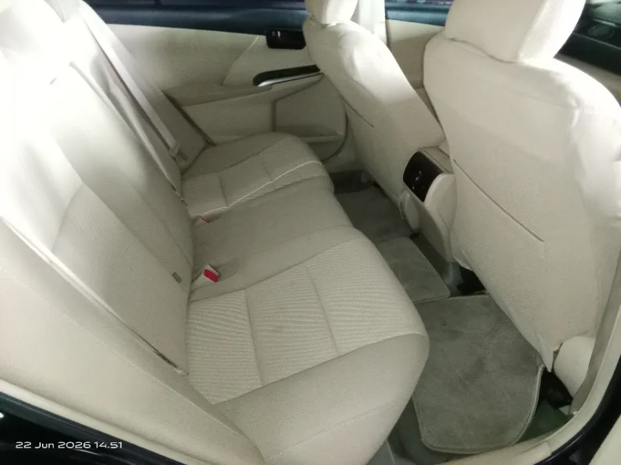 Foto Mobil Bekas Kabin Belakang Toyota Camry 2.5 G tahun 2017